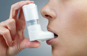 woman-asthma-inhaler